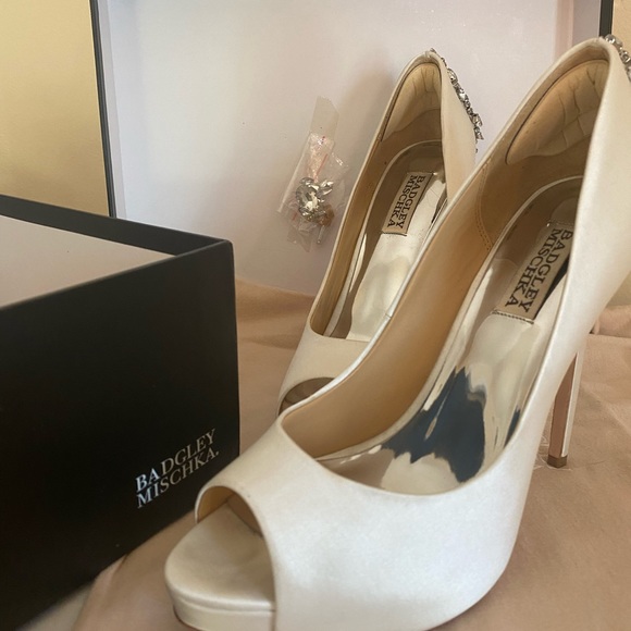 Badgley Mischka Kiara Pumps - Picture 4 of 4